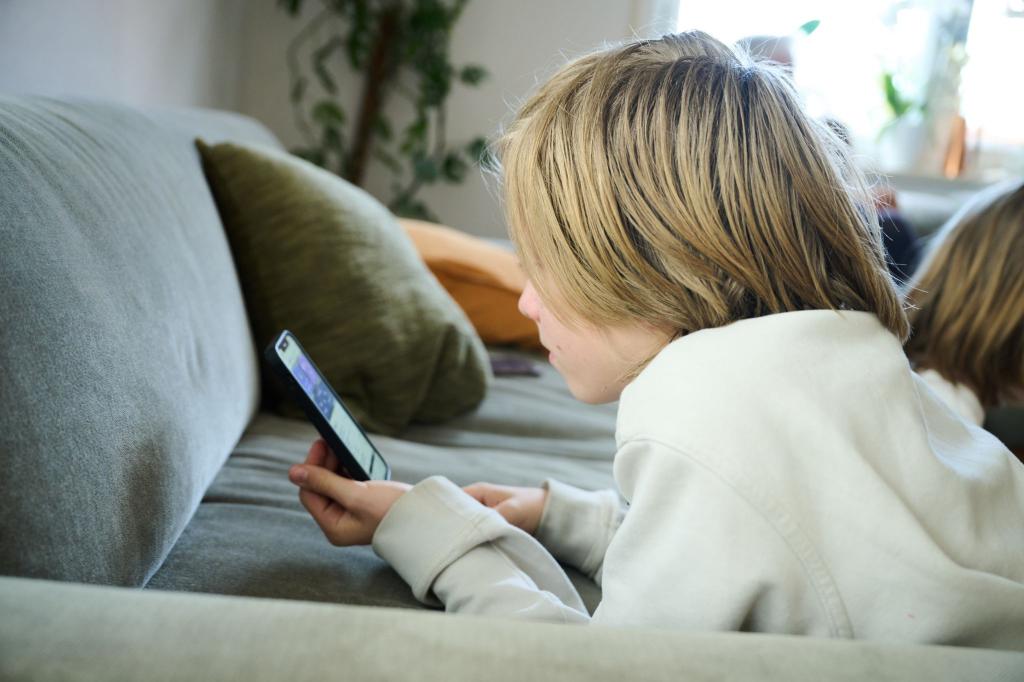 Was digitale Medien mit Kindern machen (Foto-Illustration). - Foto: Annette Riedl/dpa
