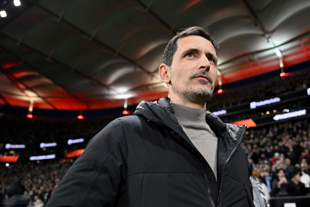 Trainer Dino Toppmöller hat seinen Vertrag bei Eintracht Frankfurt verlängert. - Foto: Arne Dedert/dpa