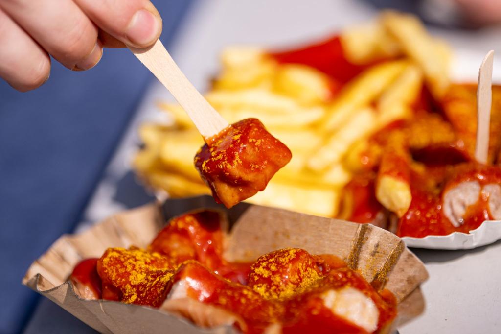 Die Currywurst wird in Kantinen immer unbeliebter. (Archivbild) - Foto: Fabian Sommer/dpa