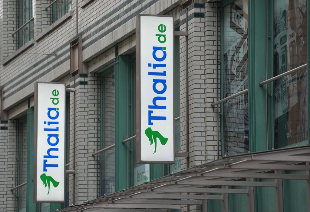 Das Thalia-Logo an einer Filiale der Buchhandelskette. - Foto: Marcus Brandt/dpa