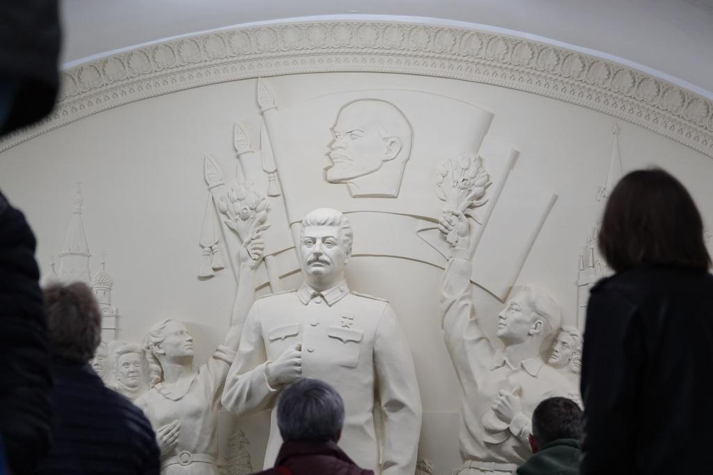 Historiker machen Sowjetdiktator Josef Stalin für den Tod von Millionen Menschen verantwortlich - nun erinnert ein Denkmal in der Moskauer Metro an ihn. - Foto: Ulf Mauder/dpa