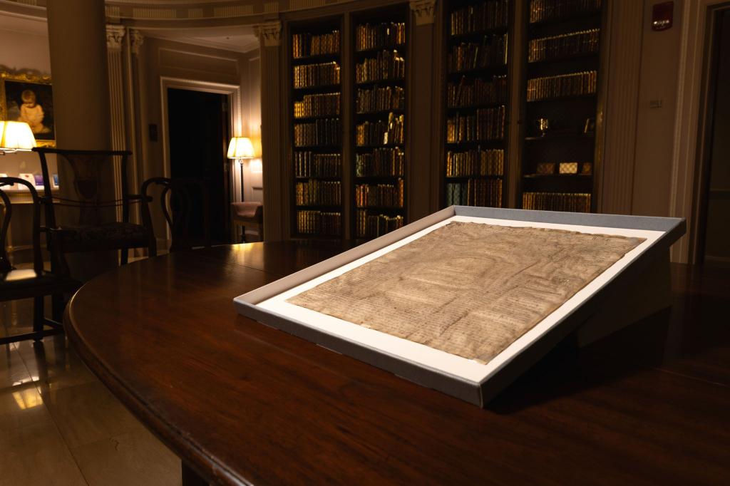Die von Trump bedrängte Uni Harvard hat nun ein Original der Magna Carta, die besagt, dass kein König über dem Recht steht. - Foto: Lorin Granger/Harvard Law School/dpa