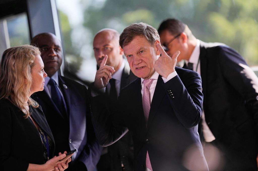 Außenminister Wadephul hat nicht nur die Opposition überrascht. - Foto: Khalil Hamra/AP/dpa