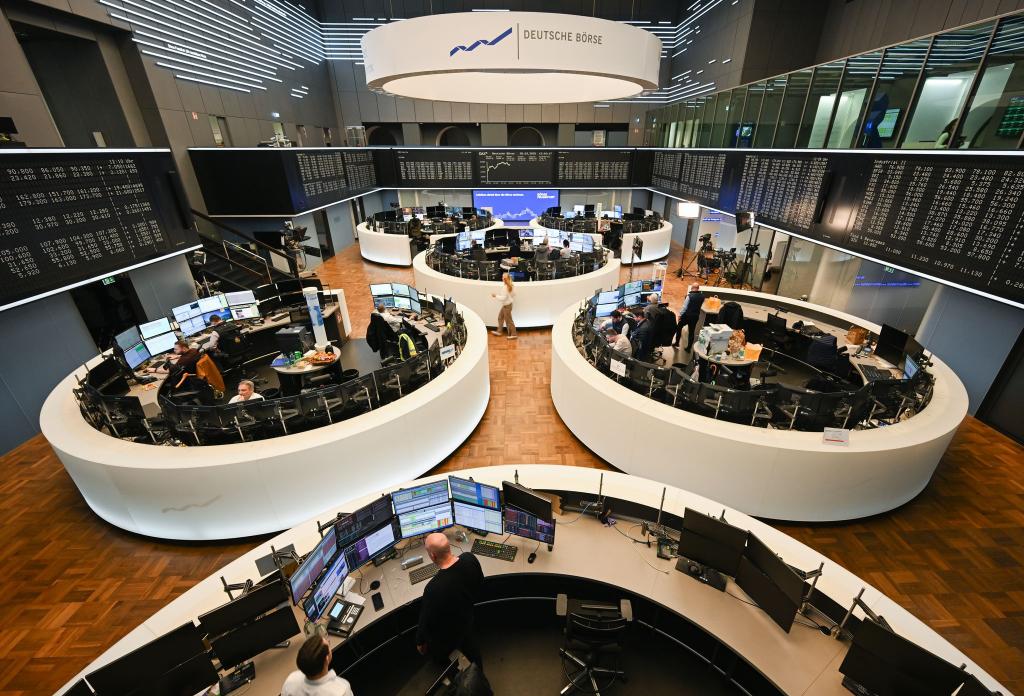 Frankfurter Börse: Die Dax-Konzerne spüren die Konjunkturflaute in Form sinkender Gewinne. - Foto: Arne Dedert/dpa