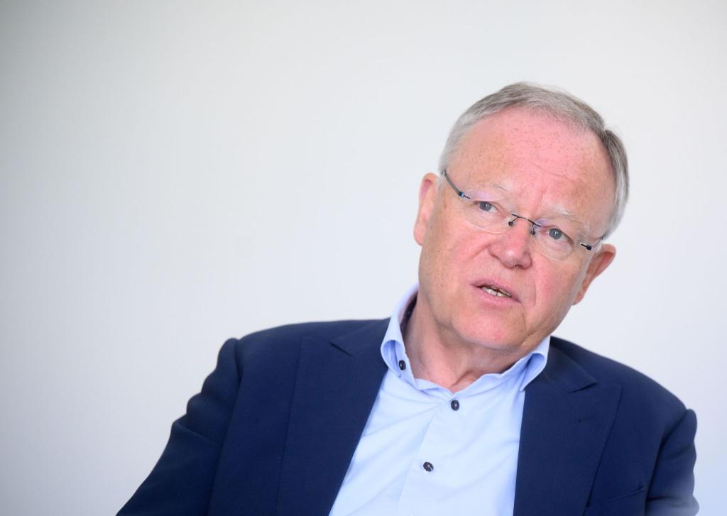 Niedersachsens Ministerpräsident Weil verweist auf eine Tarifregelung für den Standort Osnabrück. - Foto: Julian Stratenschulte/dpa