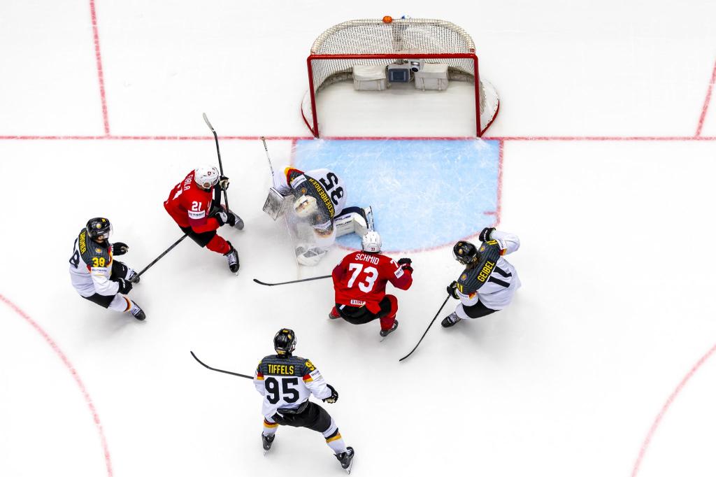 Die deutschen Eishockey-Nationalspieler sahen beim 1:5 gegen die Schweiz vor allem im zweiten Drittel meist nur zu. - Foto: Salvatore Di Nolfi/KEYSTONE/dpa