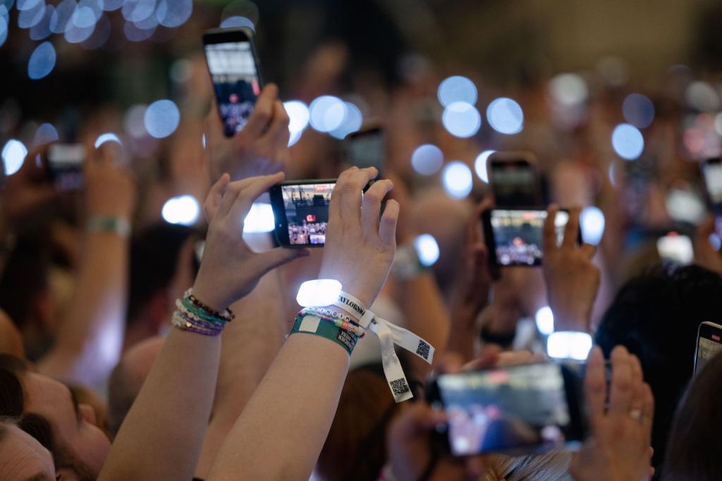 In ein Meer aus Smartphone-Bildschirmen zu schauen, findet nicht jeder Künstler gut. (Symbolbild) - Foto: Marius Becker/dpa