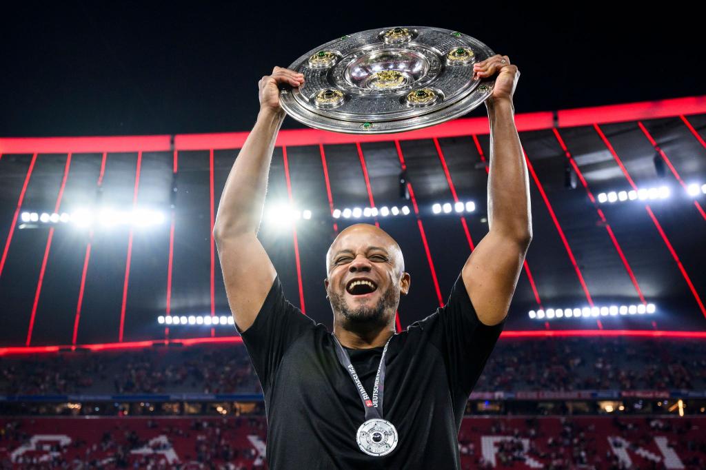 Bayern-Trainer Vincent Kompany mit der Meisterfeier nach dem Gladbach-Spiel. - Foto: Tom Weller/dpa