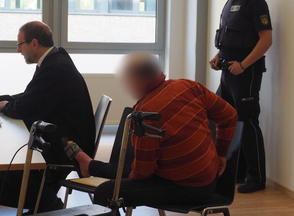Ein Angeklagter wird wegen versuchten Mordes zu einer Haftstrafe verurteilt. (Archivbild) - Foto: Christian Böhmer/dpa