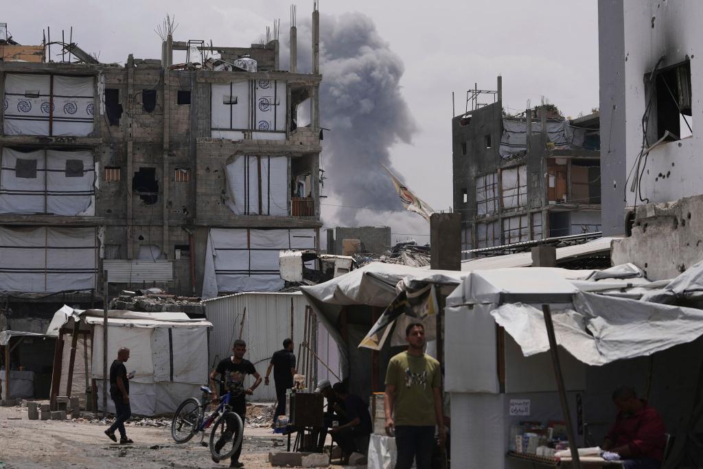  Bei israelischen Angriffen, unter anderem in Dschabalija im Norden des Gazastreifens, soll es viele Tote gegeben haben. - Foto: Jehad Alshrafi/AP/dpa