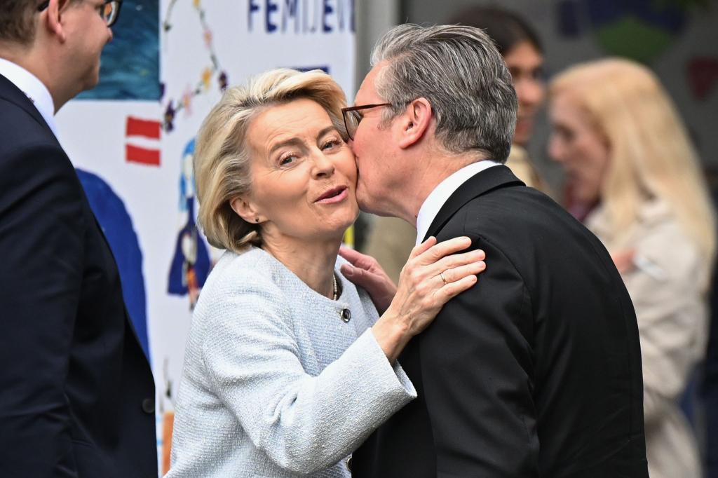 Herzliche Begrüßung: Der britische Premier Sir Keir Starmer un die Präsidentin der Europäischen Kommission Ursula von der Leyen vor ihrem bilateralen Treffen in Tirana - Foto: Leon Neal/PA Wire/dpa