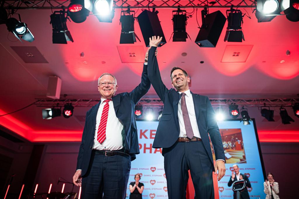 Der bisherige Wirtschaftsminister Olaf Lies (rechts) soll den langjährigen Ministerpräsidenten Stephan Weil beerben. - Foto: Moritz Frankenberg/dpa