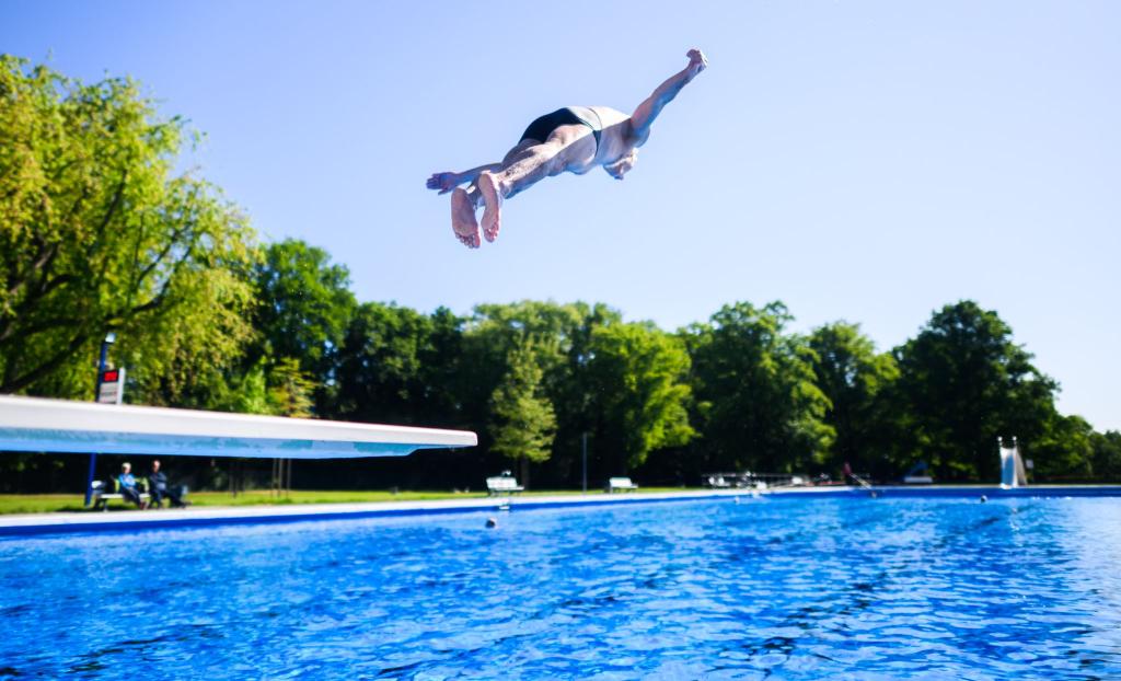 Der Besuch im Freibad könnte für viele teurer werden. (Archivbild) - Foto: Julian Stratenschulte/dpa