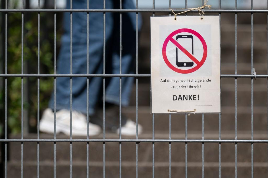  Grundsätzlich ist der Umgang mit Mobiltelefonen in Schulen Sache der Länder. (Symbolbild) - Foto: Marijan Murat/dpa