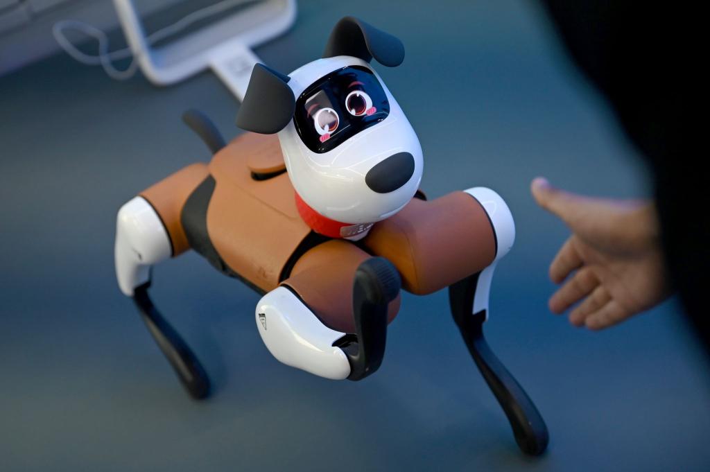 Roboter-Hunde tauchen bereits gelegentlich im Straßenbild chinesischer Großstädte auf. - Foto: Johannes Neudecker/dpa