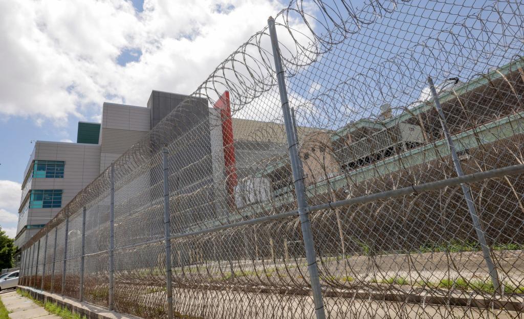 Nach einem Gefängnisausbruch sind immer noch mehrere Männer in den USA auf der Flucht. - Foto: Brett Duke/The Advocate/AP/dpa