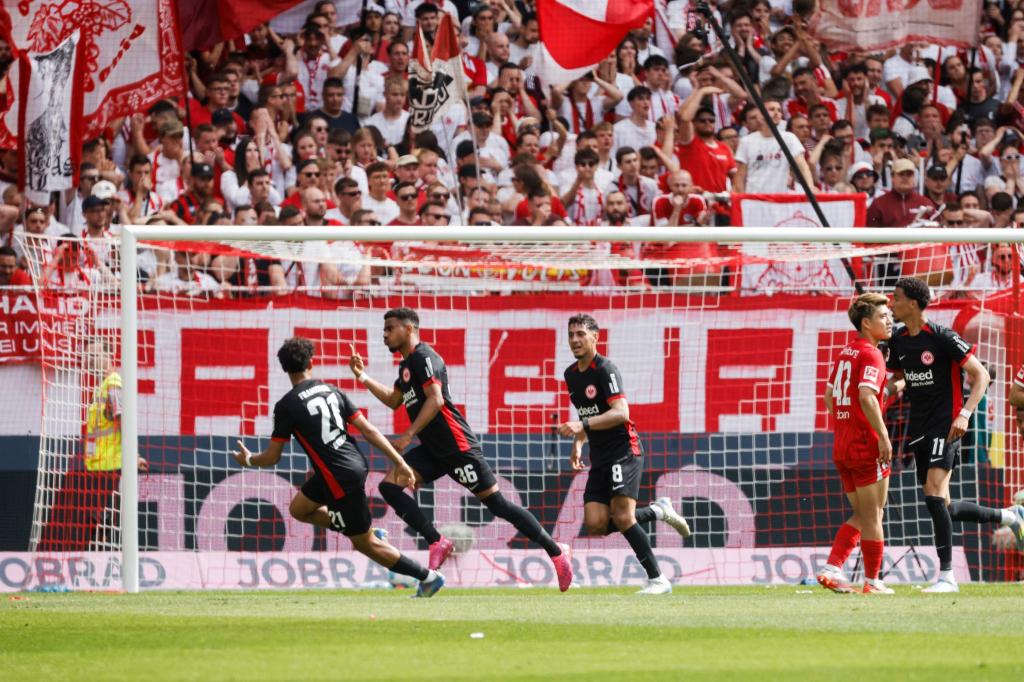 Frankfurts Profis jubeln über das Erreichen der Champions League. - Foto: Philipp von Ditfurth/dpa