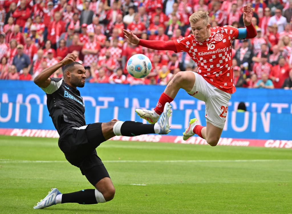 Der FSV Mainz 05 um Jonathan Burkardt (r) zeigte gegen Bayer Leverkusen um Jonathan Tah (l) eine bärenstarke erste Hälfte. - Foto: Torsten Silz/dpa