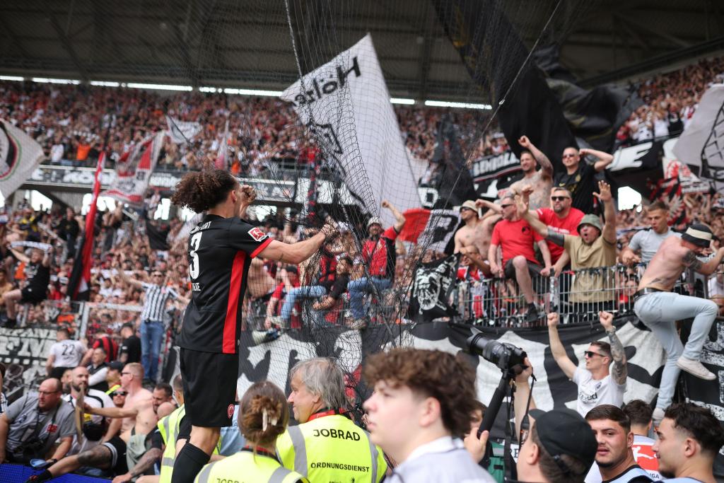 Frankfurter Ekstase: Arthur Theate bejubelt mit den Fans den Champions-League-Einzug. - Foto: Philipp von Ditfurth/dpa