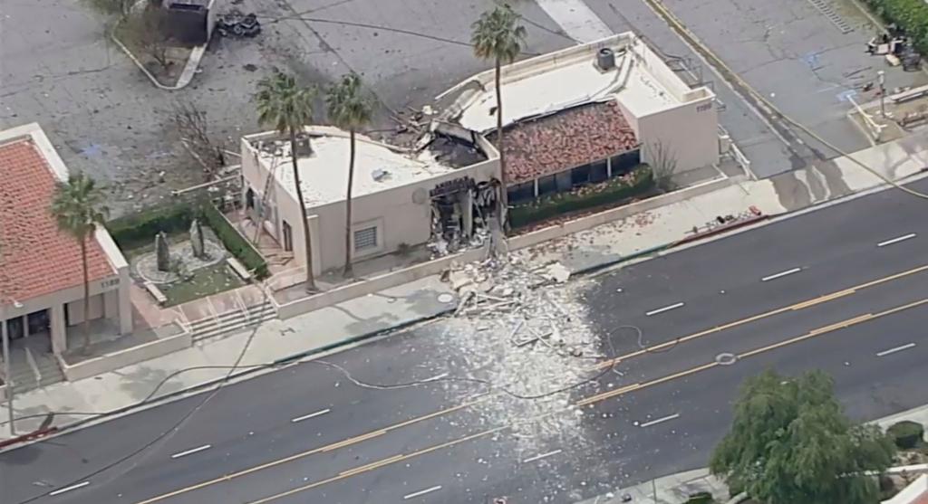 Die schwere Explosion war in einem größeren Umfeld zu spüren. - Foto: -/ABC7 Los Angeles via AP/dpa
