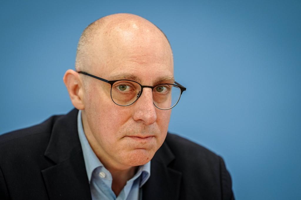 Vizepräsident Sinan Selen leitet das Bundesamt für Verfassungsschutz seit dem Ausscheiden von Ex-Präsident Thomas Haldenwang im Dezember gemeinsam mit der zweiten Vizepräsidentin, Silke Willems. (Archivfoto) - Foto: Kay Nietfeld/dpa
