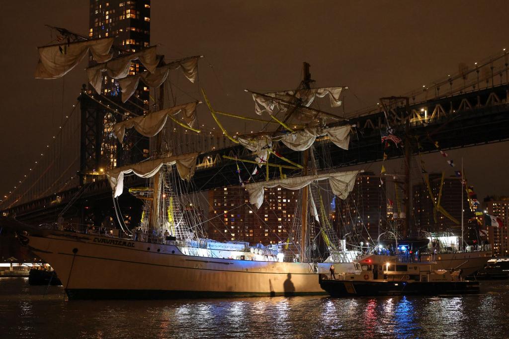 Bei der Kollision wurden unter anderem die Masten des Schiffes beschädigt. - Foto: Yuki Iwamura/AP/dpa