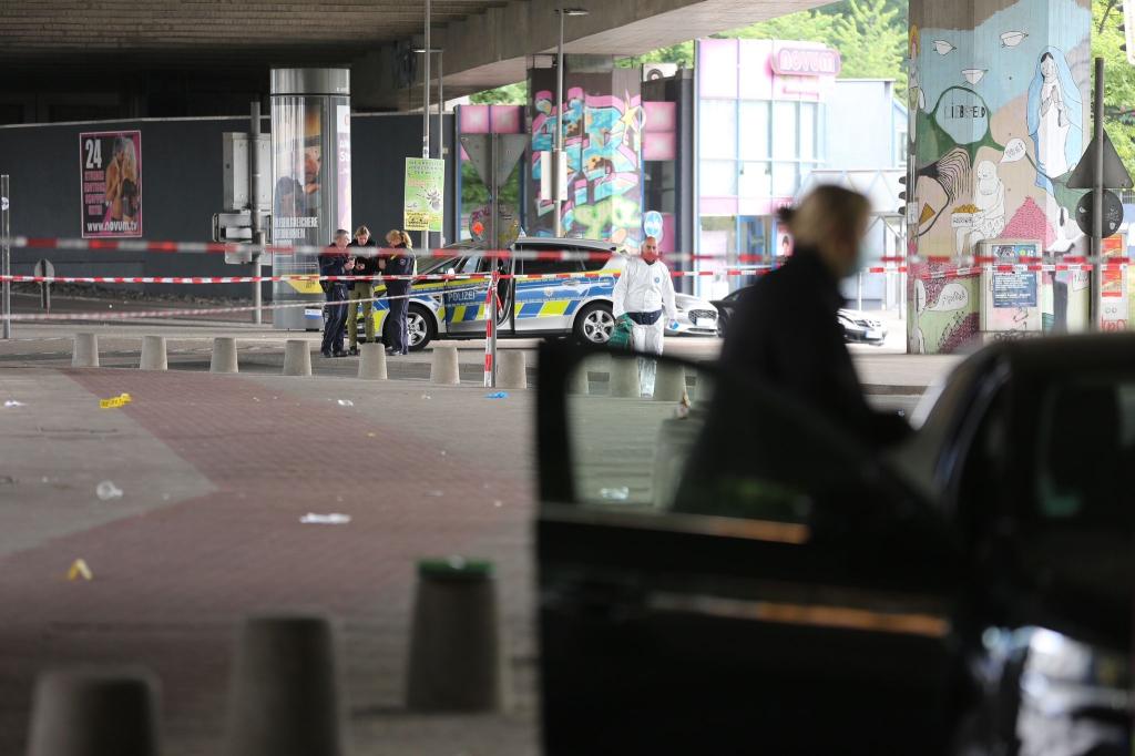 Die Polizei sichert in der Bielefelder Innenstadt Spuren. Hier soll ein Mann mehrere Menschen in der Nacht verletzt haben. - Foto: Christian Müller/Christian Müller TV/dpa