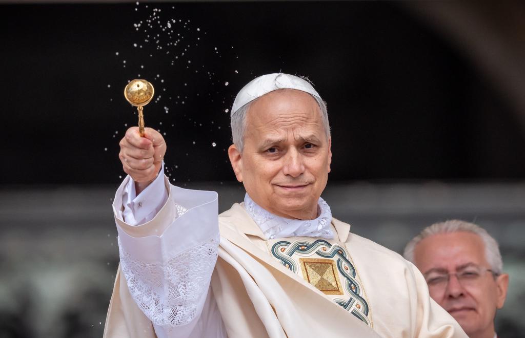 Segen für die Menschen: Papst Leo. - Foto: Michael Kappeler/dpa