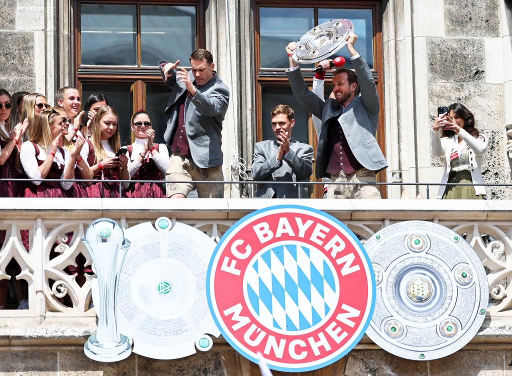 Jubel vom Balkon: Meisterfeier des FC Bayern München - Foto: Daniel Löb/dpa