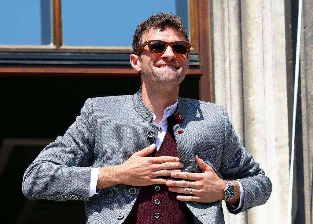 Das letzte Hurra auf dem Rathaus-Balkon: Thomas Müller. - Foto: Karl-Josef Hildenbrand/dpa