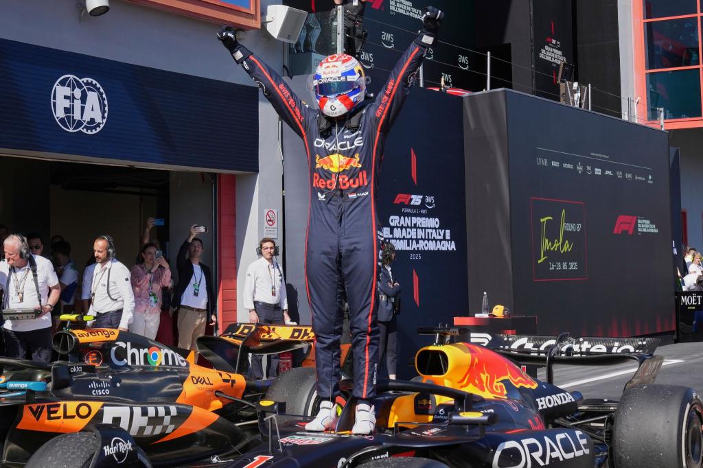 Sieg im 400. Rennen des Red-Bull-Teams: Max Verstappen setzt seine Imola-Erfolgsserie fort. - Foto: Antonio Calanni/AP/dpa