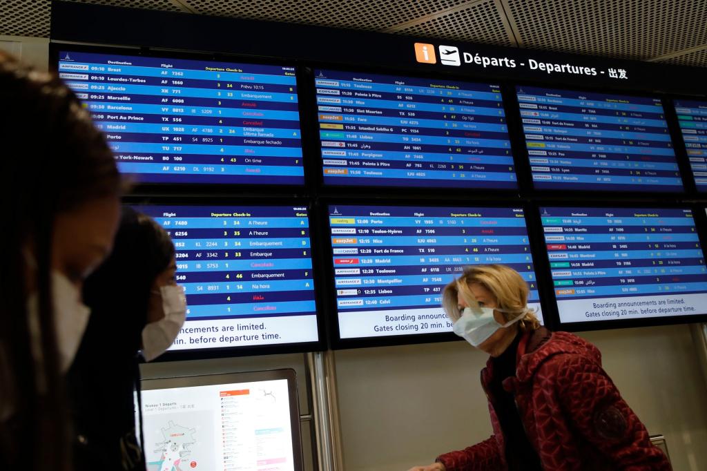 Bis zum Nachmittag wurden bereits mehrere Abflüge gestrichen, darunter Verbindungen nach Toulouse, Tunis und Palma de Mallorca. - Foto: Christophe Ena/AP/dpa