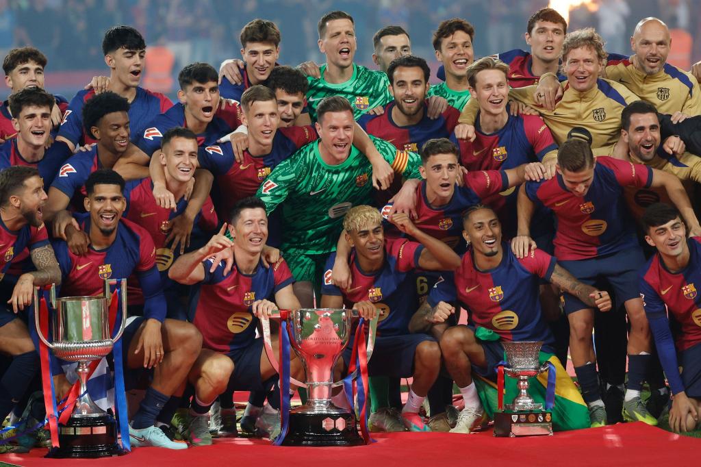 Die Mannschaft des FC Barcelona feiern den Gewinn der La Liga in Spanien. - Foto: Joan Monfort/AP/dpa
