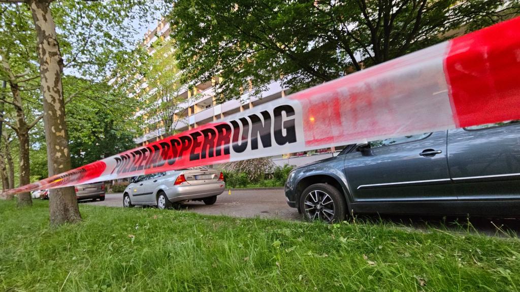 Die Polizei sperrte den Tatort in der Innenstadt von Halle am Sonntagabend weiträumig ab. - Foto: Tobias Junghannß/dpa