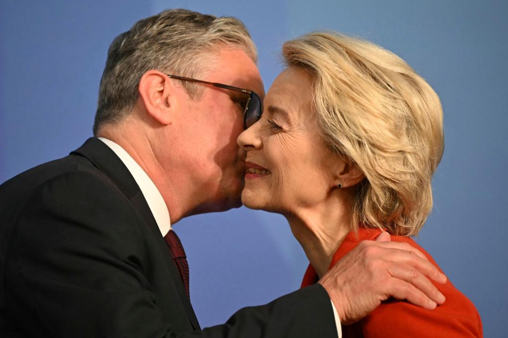 Die Chemie zwischen dem britischen Premier Keir Starmer und EU-Kommissionschefin von der Leyen stimmt schon mal. (Archivbild) - Foto: Justin Tallis/Pool AFP via AP/dpa