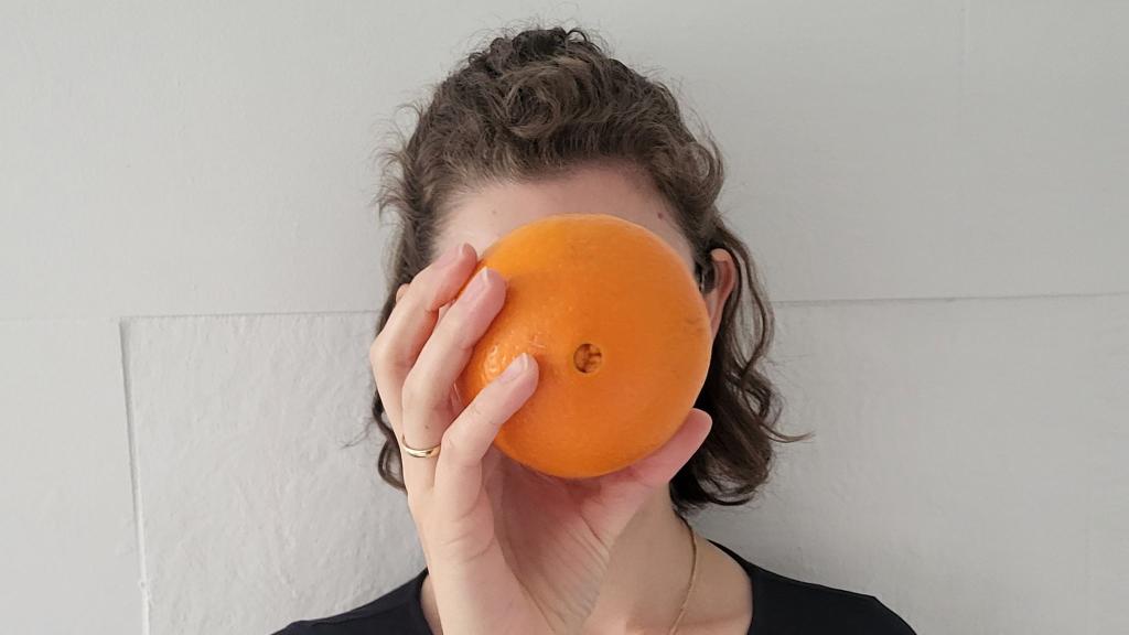 Mara kann keine Orangen essen und nicht einmal Orangensaft mit Fruchtfleisch trinken. Reiner Saft ist für sie aber kein Problem. - Foto: Privat/dpa