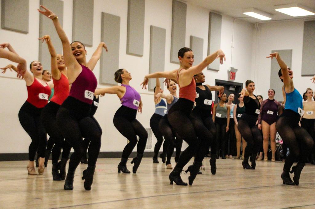 Beim Vortanzen müssen sich die Frauen in kürzester Zeit dehnen und aufwärmen und dann eine kurze Choreographie einstudieren. - Foto: Christina Horsten/dpa