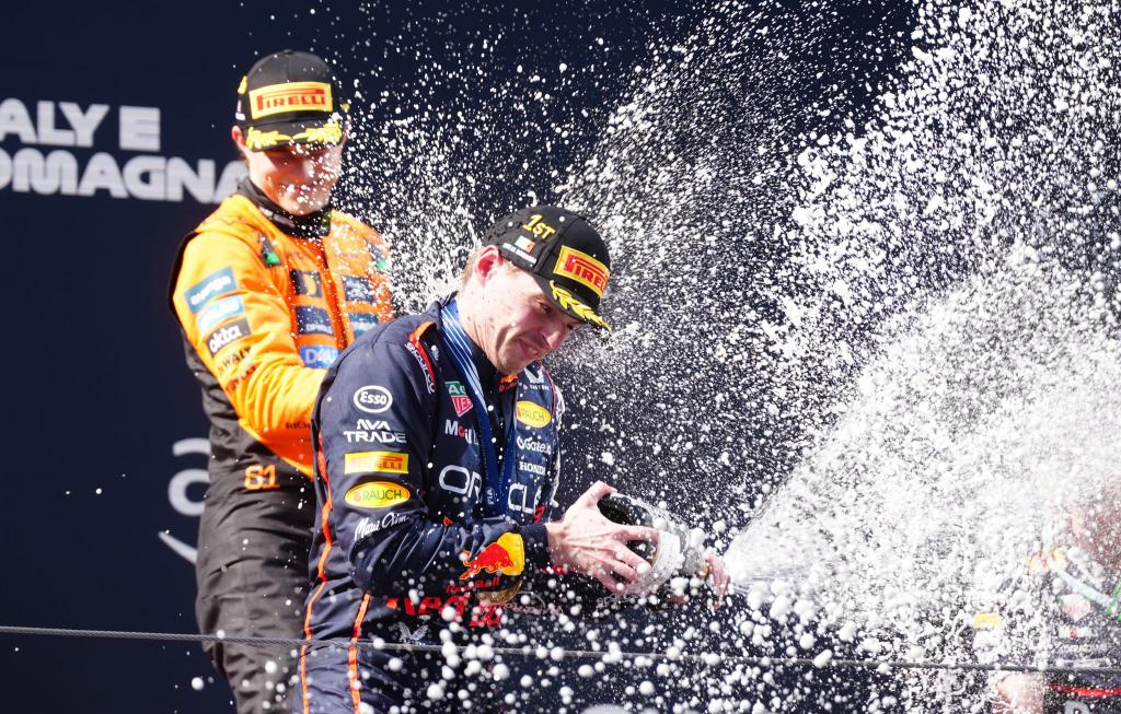 Max Verstappen (vorn) lieferte in Imola eine Lehrstunde für Oscar Piastri. - Foto: David Davies/PA Wire/dpa