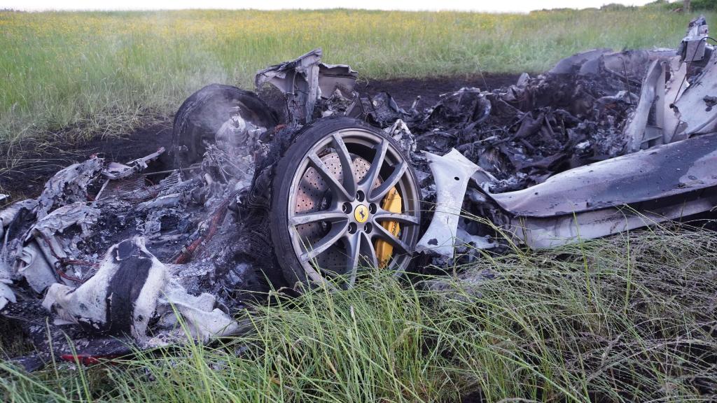 Der Sportwagen brennt neben der Autobahn aus. - Foto: Reinert/swd-medien /dpa