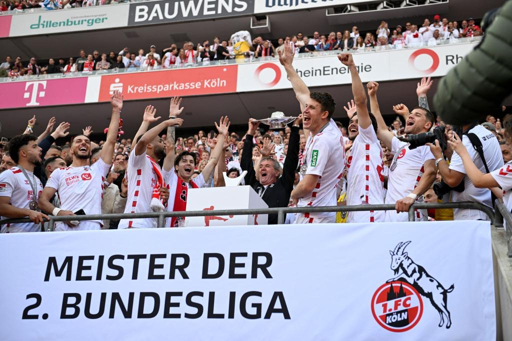Friedhelm Funkel machte den siebten FC-Aufstieg perfekt - Foto: Anke Waelischmiller/dpa