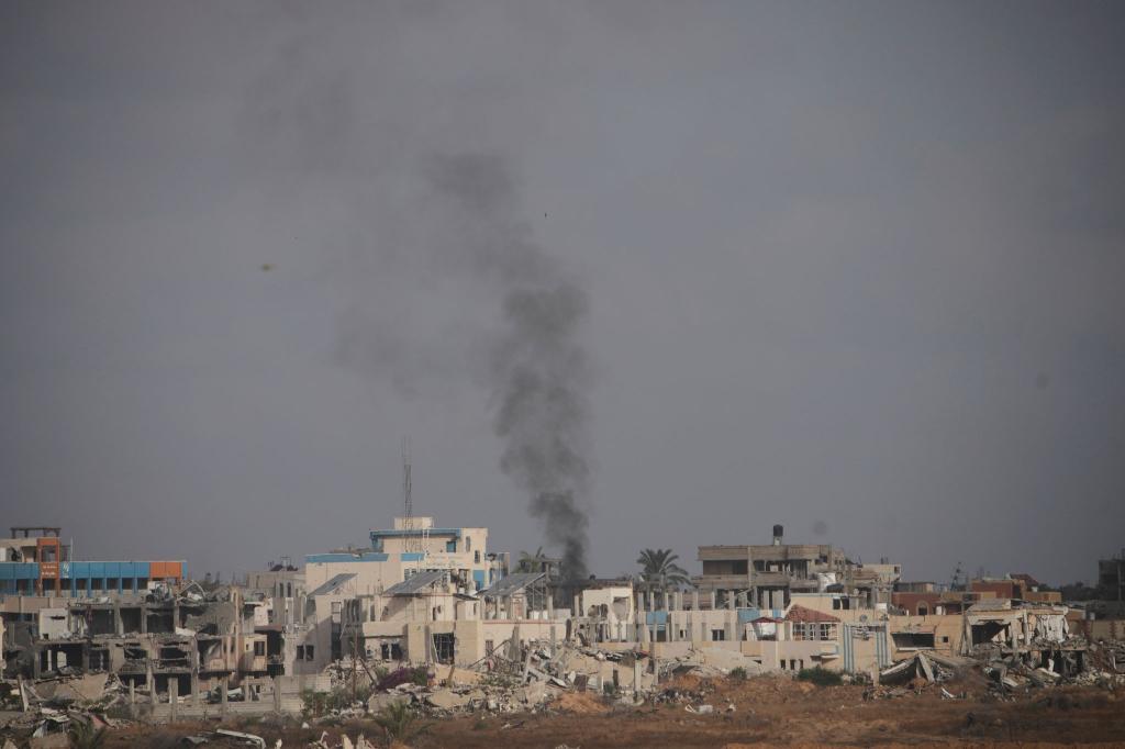 Seit Tagen fliegt die israelische Luftwaffe massive Angriffe auf Ziele im Gazastreifen. Nun sollen Bewohner von Chan Junis die Stadt verlassen. - Foto: Ohad Zwigenberg/AP/dpa