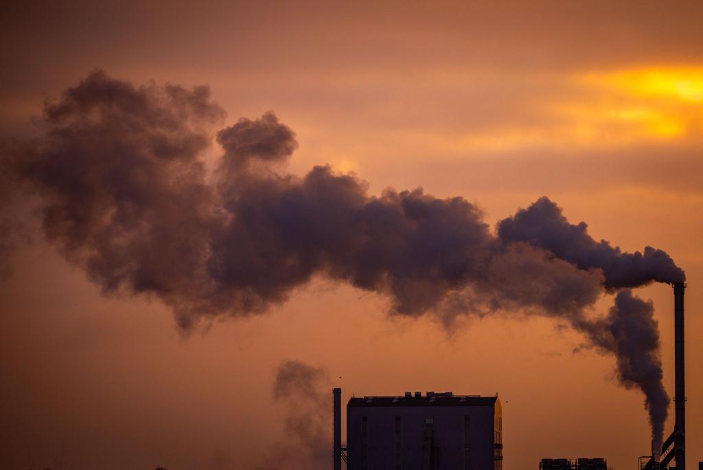 In Summe haben die 40 Dax-Unternehmen ihre Treibhausgas-Emissionen 2024 gesenkt. (Symbolbild) - Foto: Jens Büttner/dpa