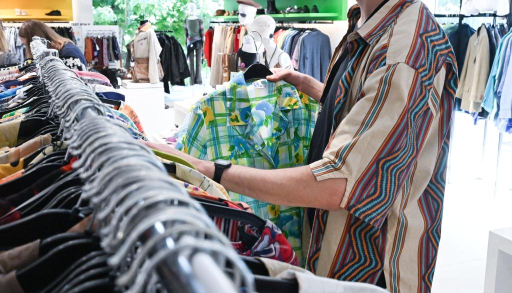 Klamotten in einem Second-Hand-Laden. Im Internet zieht der Verkauf von Ware aus zweiter Hand deutlich an. - Foto: Bernd Weißbrod/dpa