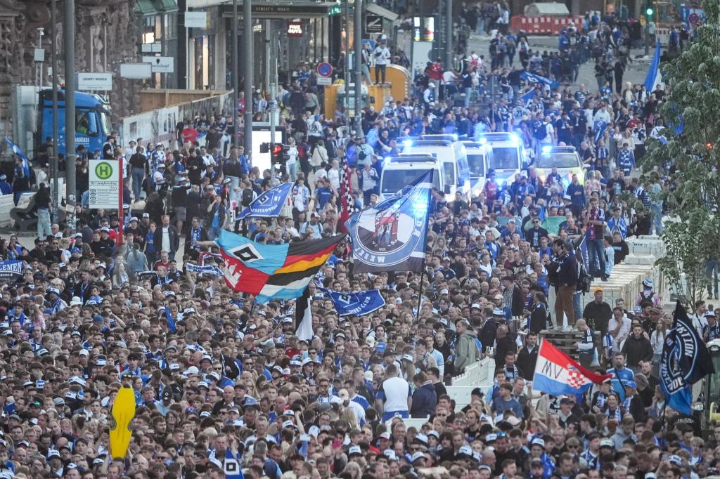 Hamburgs Fußballfans jubeln und feiern auf dem Jungfernstieg - dieZweitliga-Teams der Männer und der Frauen des Hamburger SV sind in die Bundesliga aufgestiegen. - Foto: Marcus Brandt/dpa