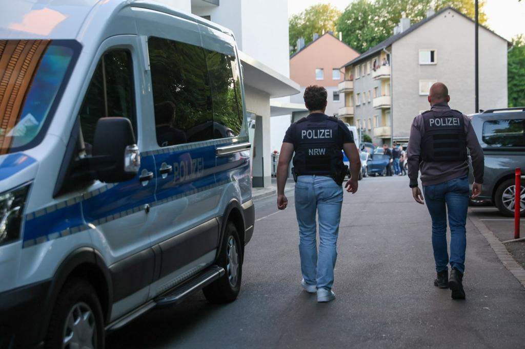 Nach dem Angriff eines Mannes auf mindestens fünf Menschen in Bielefeld gibt es einen SEK-Einsatz im Zusammenhang mit der Tat - Foto: Tim Oelbermann/dpa
