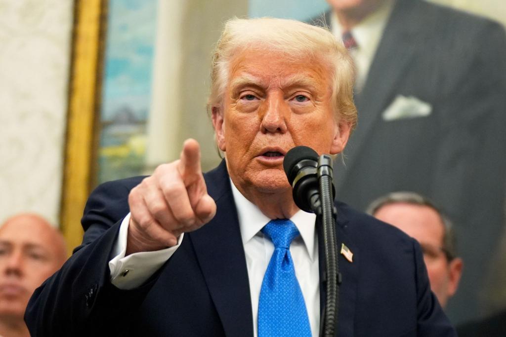 US-Präsident Donald Trump streut Zweifel daran, dass die Krebserkrankung seines Amtsvorgängers Joe Biden erst jetzt bekannt wurde. - Foto: Manuel Balce Ceneta/AP/dpa