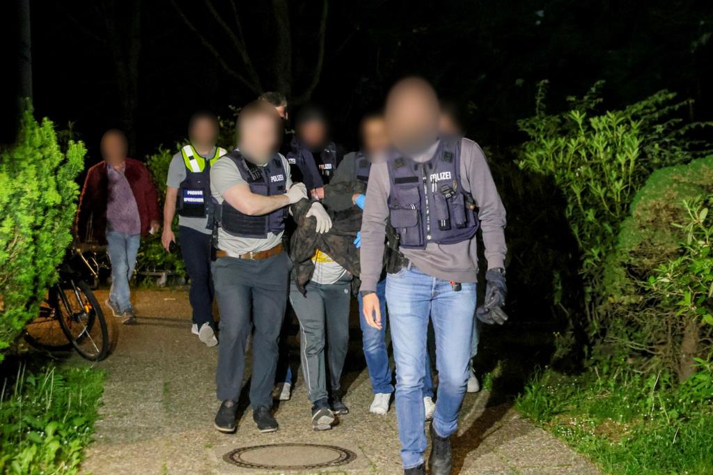 In Heiligenhaus bei Düsseldorf haben Polizisten einen verdächtigen Mann festgenommen. - Foto: Tim Oelbermann/dpa