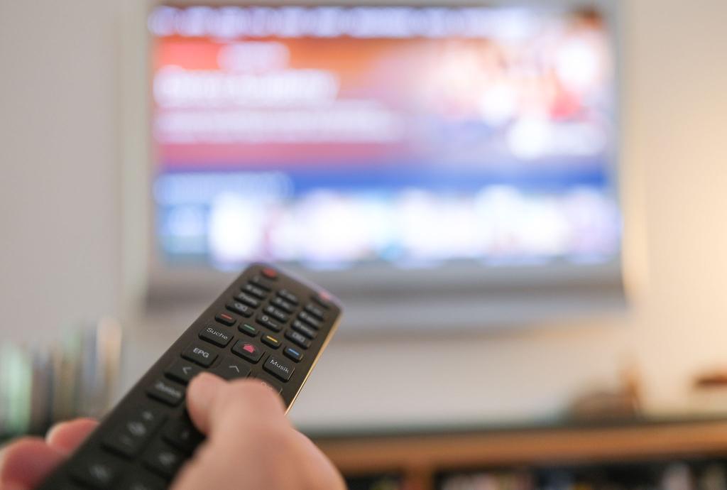 Auf dem Sofa sitzen und auf dem Fernseher herumzappen - für viele Menschen ein eingespieltes Ritual und für Vodafone jahrzehntelang ein einträgliches Geschäft. - Foto: Bernd Weißbrod/dpa