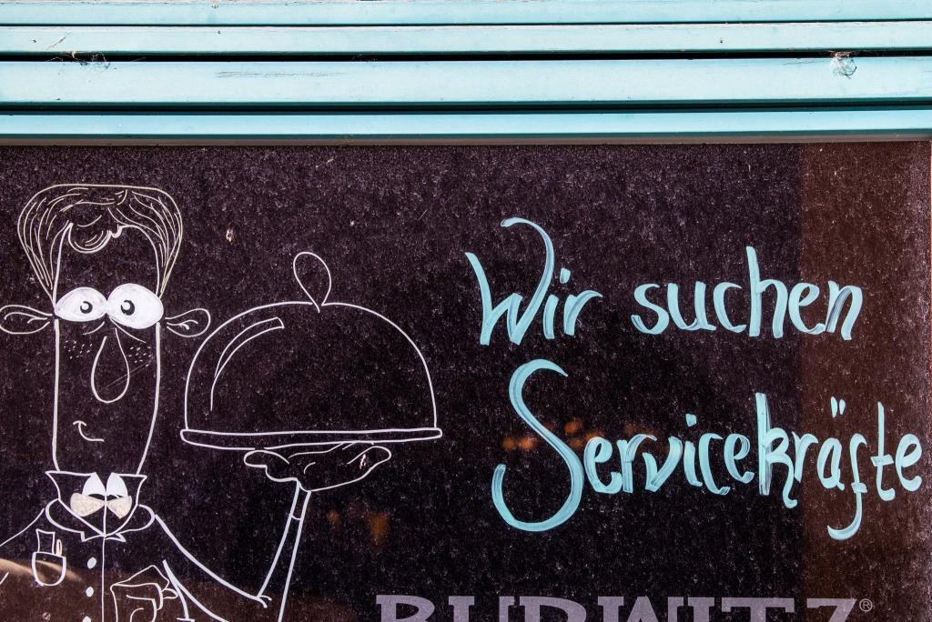 Besonders in der Dienstleistungsbranche wie der Gastronomie ist Personal knapp (Archivbild) - Foto: Jens Büttner/dpa