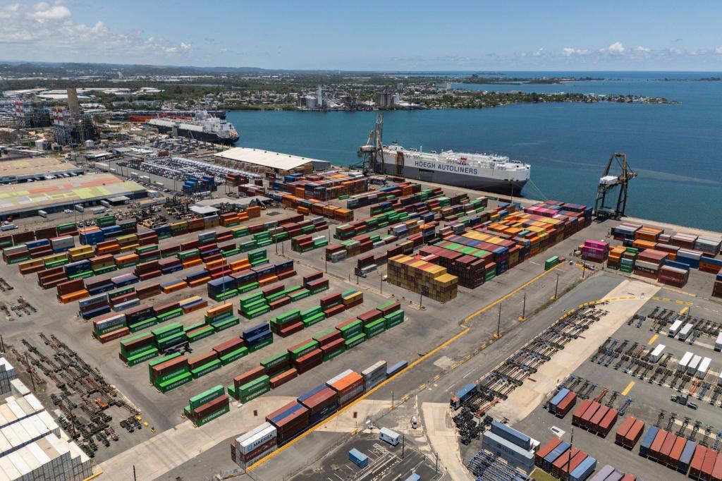 Auf Puerto Rico (USA) sind Container im Hafen von San Juan gestapelt. - Foto: Alejandro Granadillo/AP/dpa